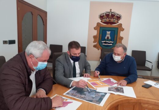 O delegado da Xunta comprométese a estudar a posibilidade de ampliar o apacadoiro e o patio do CEIP Otero Pedrayo da Laracha